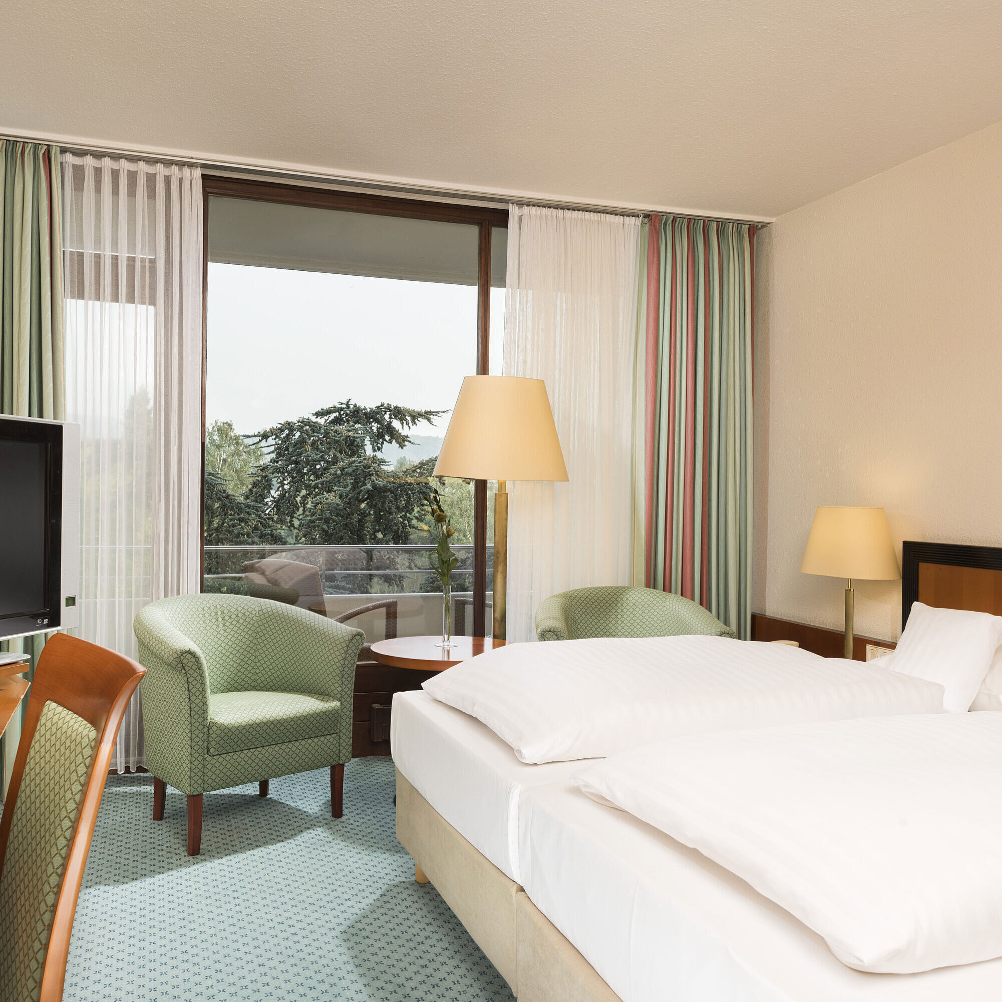Superior Zimmer Helles Hotelzimmer im Maritim Hotel Bad Salzuflen mit Doppelbett, Sitzbereich und Zugang zum Balkon mit Ausblick